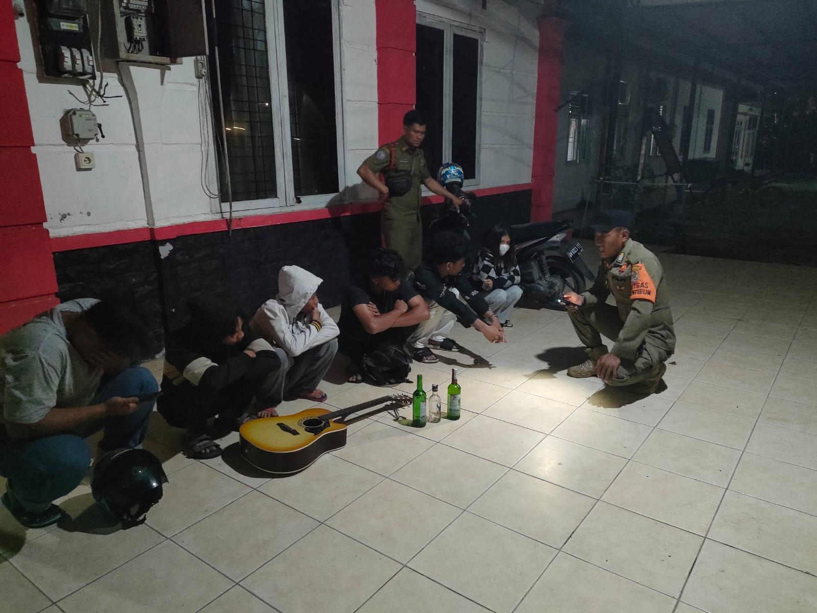 Minum Miras di Komplek Perkantoran Hingga Larut Malam, Satpol PP Pelalawan Amankan 12 Remaja