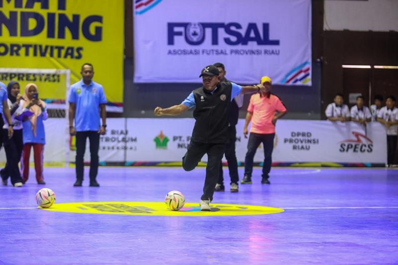 Sekretaris-Dispora-Riau-buka-Kejurda-Futsal-2026.jpg