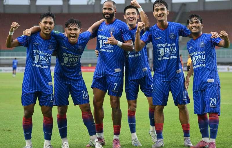 Selebrasi-pemain-PSPS-Pekanbaru-usai-cetak-gol-ke-gawang-Garudayaksa-FC.jpg