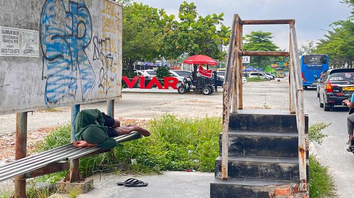 Seorang-gelandangan-tertidur-di-sebuah-halte-bus-TMP-Pekanbaru.jpg
