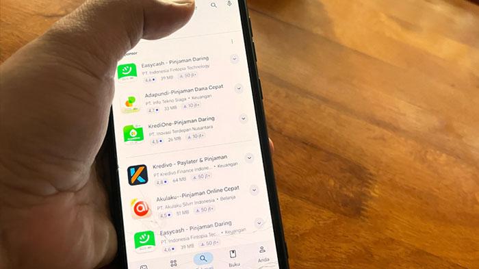 Seorang-warga-memperlihatkan-sejumlah-aplikasi-pinjol-atau-pinjaman-online.jpg