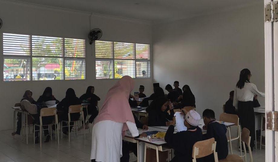 Siswa-sekolah-rakyat-di-Rumbai-sedang-belajar-di-ruang-kelas.jpg