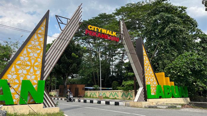 Suasana-di-gerbang-masuk-Taman-Labuai-City-Walk-Pekanbaru.jpg