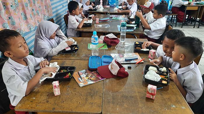 Suasana-simulasi-program-makan-siang-bergizi-gratis-di-satu-sekolah-di-Kota-Pekanbaru.jpg