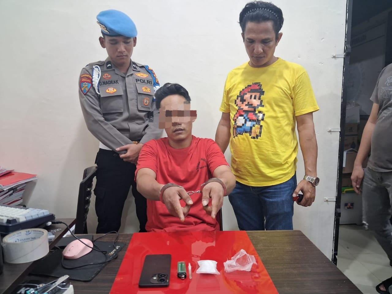 Tersangka-MN-dengan-barang-bukti-diduga-sabu.jpg