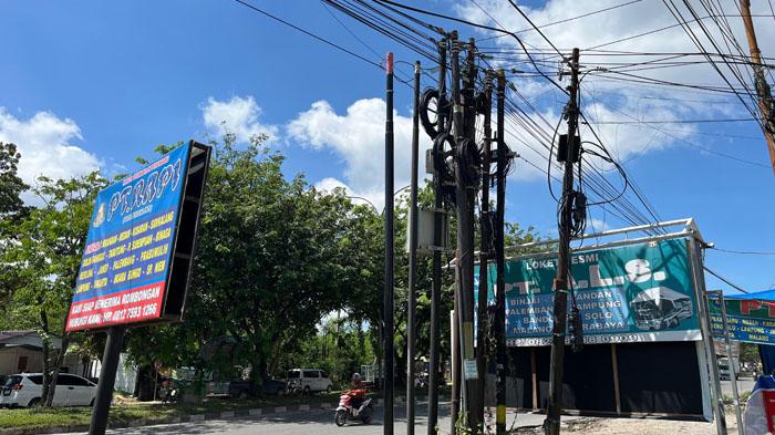 Tiang-dan-kabel-FO-tampak-semrawut-di-Jalan-SM-Amin-Kota-Pekanbaru.jpg