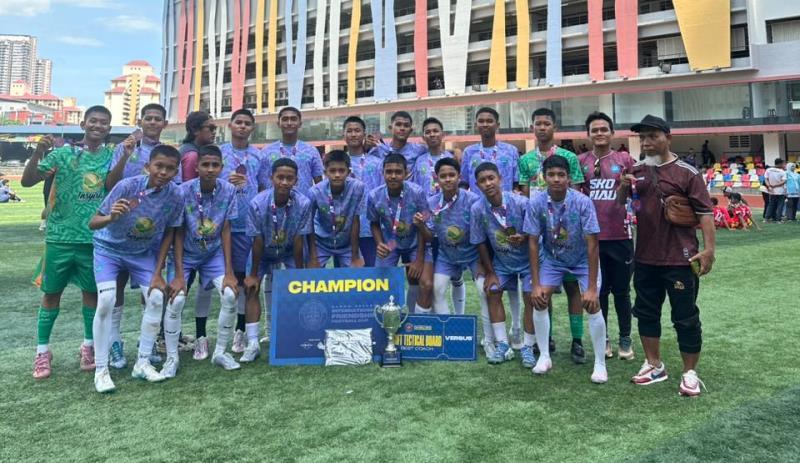 Tim-Sepakbola-SKO-Riau-berfoto-bersama-piala-yang-didapat-di-turnamen-U15-di-Malaysia.jpg
