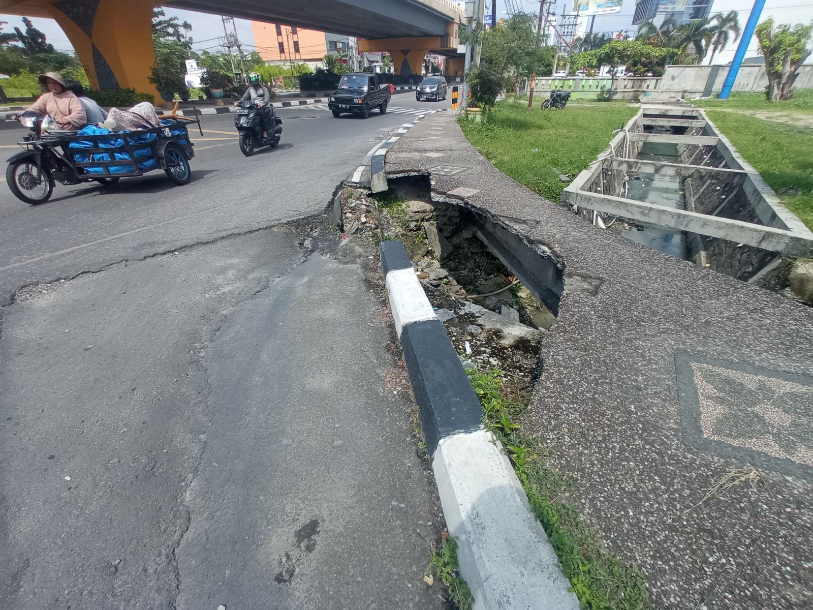 FOTO : Trotoar di Simpang Sudirman-H Imam Munandar Amblas, Bahayakan Pejalan Kaki - Trotoar-simpang-sudirman-imam-munandar-amblas-2.jpg