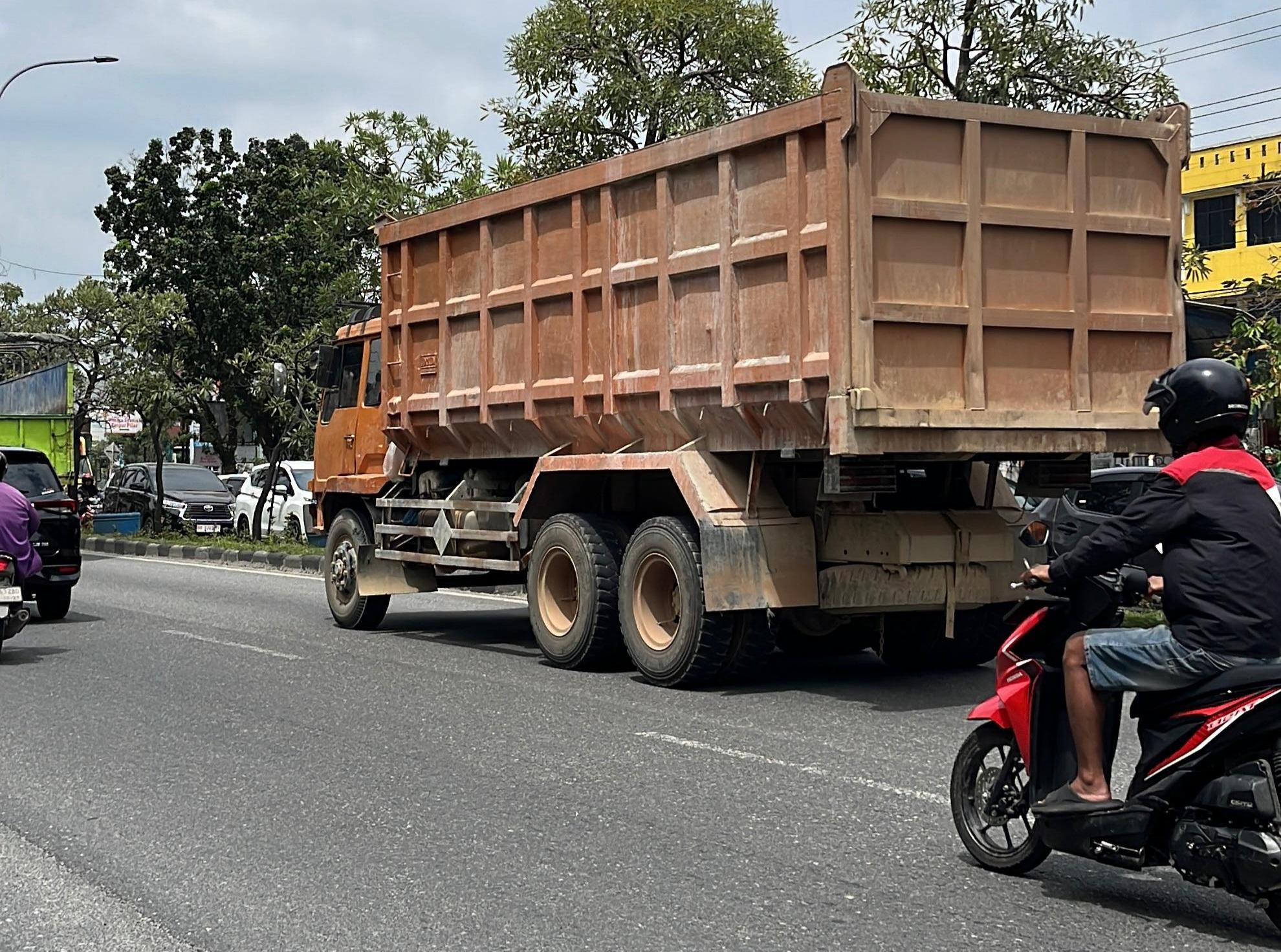 Walau Ada Pembatasan, Truk Tonase di atas Delapan Ton Masih Berlalu Lalang di Kota Pekanbaru