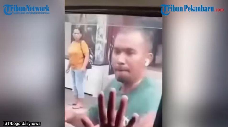 Viral-aksi-dua-pria-yang-diduga-preman-memaksa-seorang-pengendara-mobil.jpg