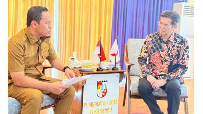 Wako-Pekanbaru-Agung-Nugroho-berbincang-dengan-Konjen-Jepang-di-Medan-Furugori-Toru.jpg