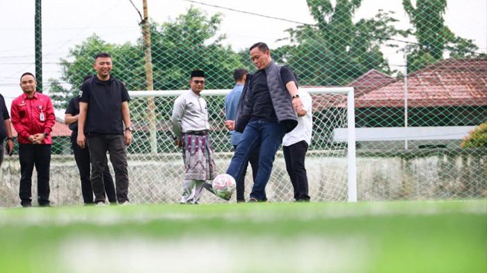 Wali-Kota-Pekanbaru-Agung-Nugroho-menjajal-lapangan-Kencana-Mini-Soccer.jpg