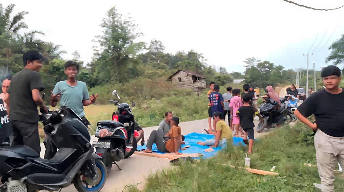 Warga-Desa-Siabu-Kecamatan-Salo-turun-ke-jalan-mengadang-kendaraan-operasional.jpg