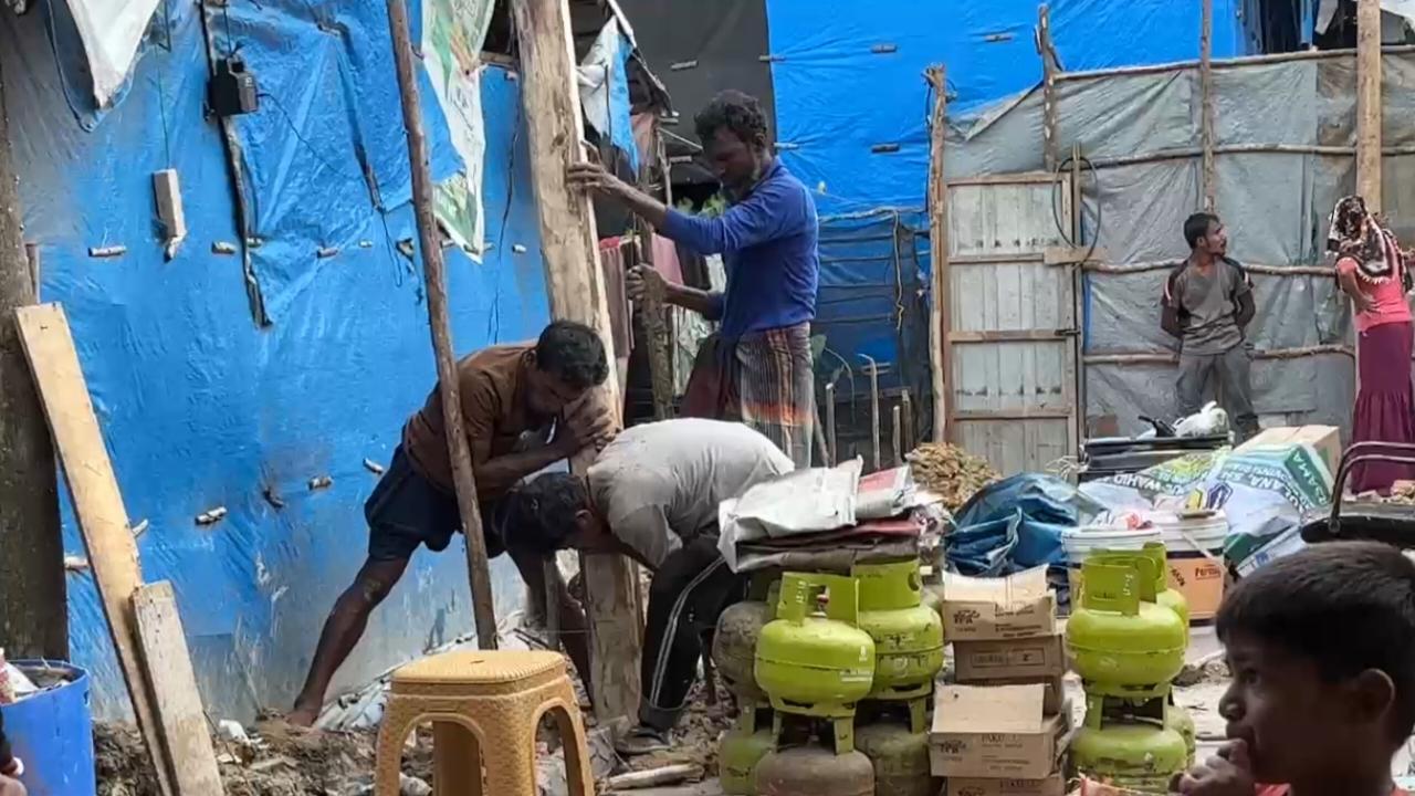 Warga-Rohingya-di-Pekanbaru-sedang-membangun-rumah-di-pemukiman-mereka.jpg