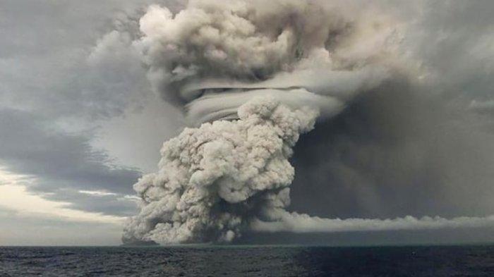 abu-naik-ke-udara-setelah-letusan-gunung-berapi-bawah-laut-yang-kuat-di-pasifik-selatan.jpg