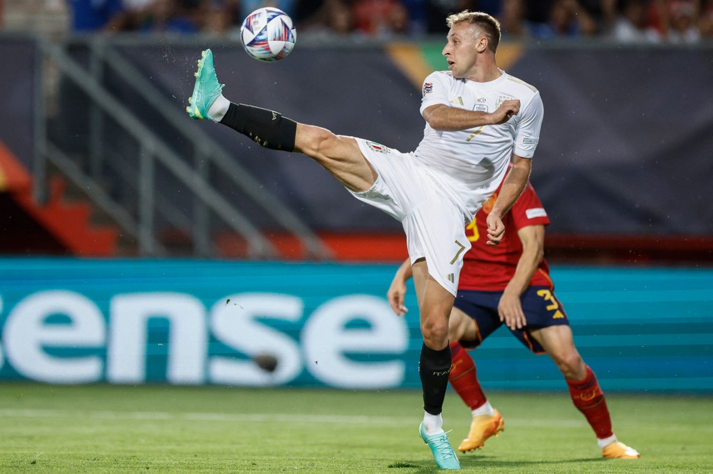 AC Milan dan Inter Milan Rebutan Gelandang Sassuolo Davide Frattesi