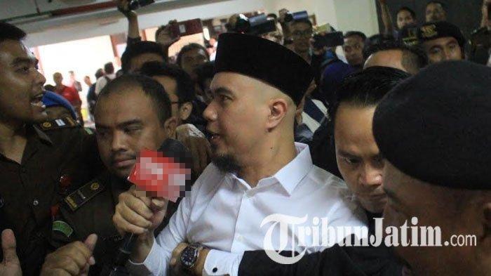 ahmad-dhani-prasetya-adp-saat-menjalani-sidang-kedua-atas-kasus-ujaran-kebencian.jpg