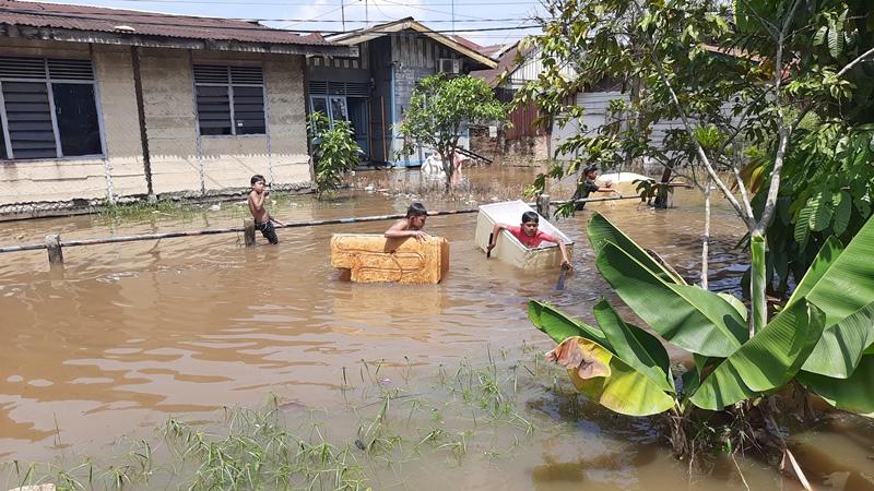 anak-main-genangan-banji-kelurahan-sri-meranti-rumbai-pekanbaru.jpg