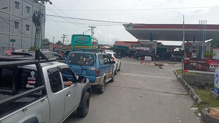 FOTO : Kendaraan Antre Isi BBM Subsidi di Pekanbaru - antre-solar-di-spbu-jl-sembilang.jpg