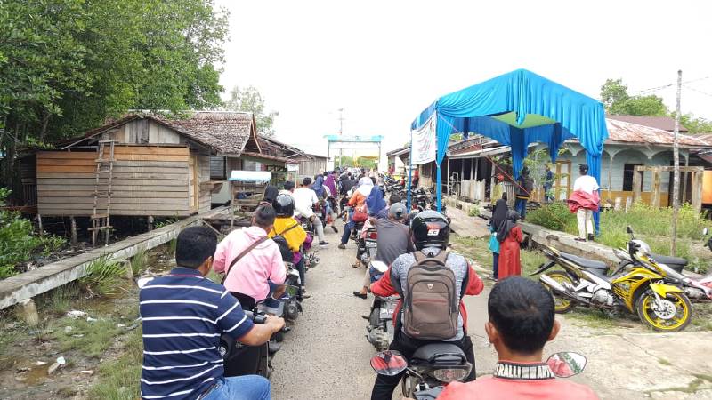 antrian-panjang-terjadi-di-pelabuhan-penyeberangan-kempang-desa-semukut.jpg