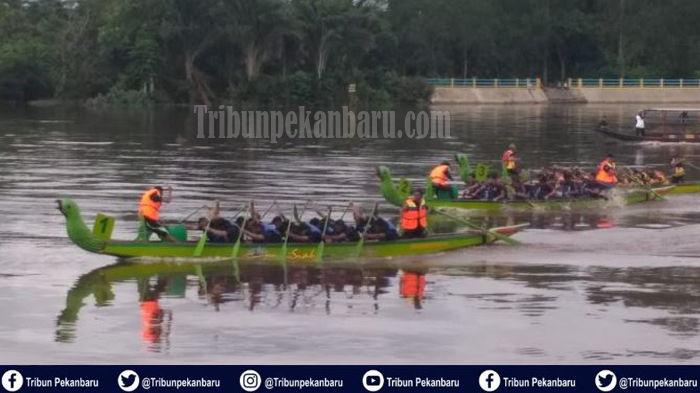arus-sungai-siak-menantang-sekdakab-lepas-45-tim-siak-international-serindit-boat-race-2019-di-riau.jpg