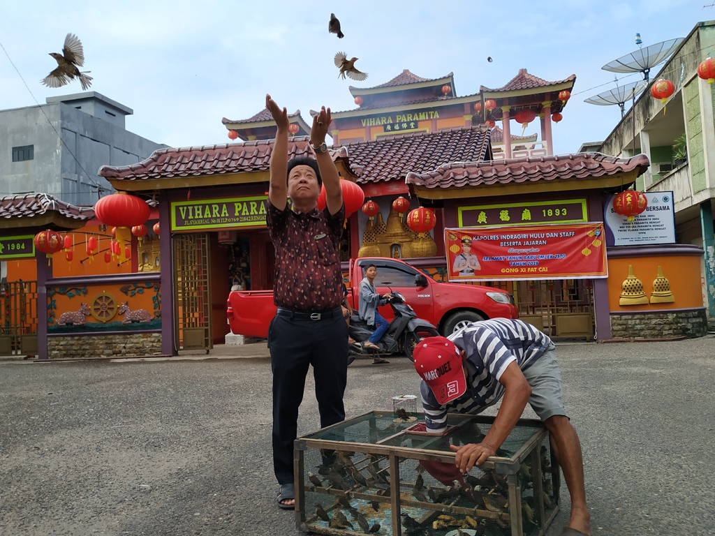 Tradisi Melepas Burung Saat Imlek Asun Borong Pipit yang Dijual Pedagang Depan Vihara Paramita Inhu