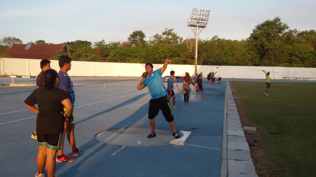 atlet-atletik-pplp-riau-fokus-jalani-latihan-di-sport-center-rumbai_20180613_152116.jpg
