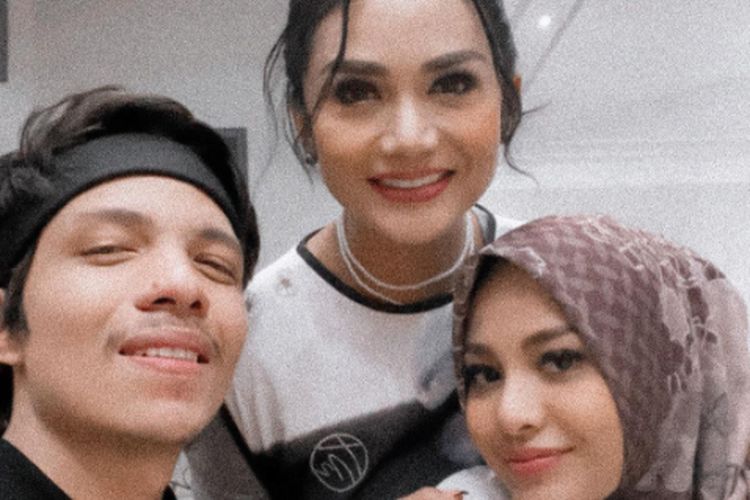 atta-halilintar-bersama-krisdayanti-dan-aurel.jpg