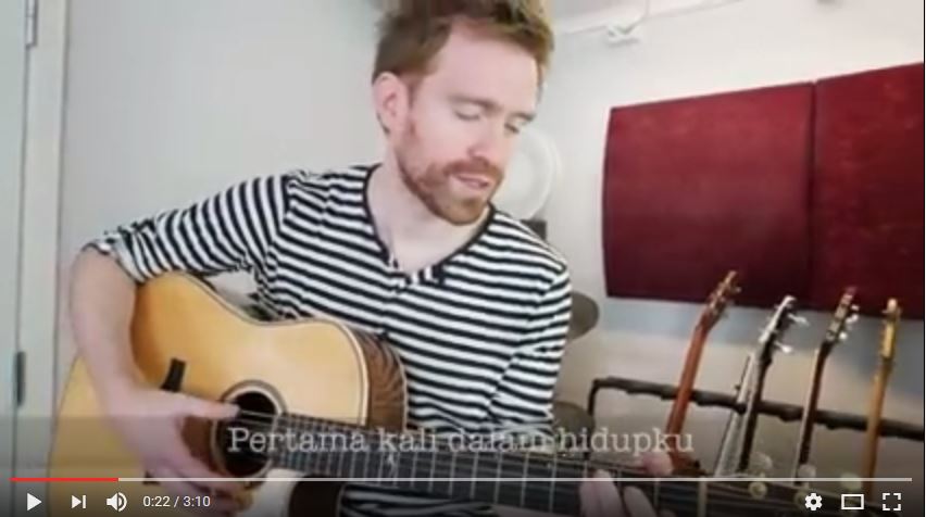 Setelah Nasi Padang, Bule Ini Bikin Lagu Om Telolet Om