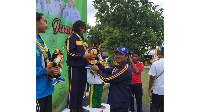 azzahra-menerima-medali-emas-di-ajang-porprov-kampar_20171031_181710.jpg