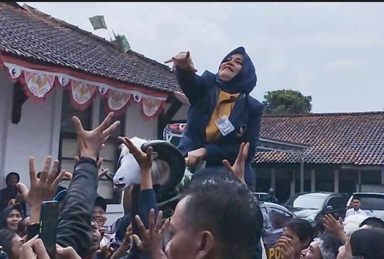 bacaleg-nasdem-di-garut-lemparkan-uang-di-kawasan-kantor-kpu.jpg
