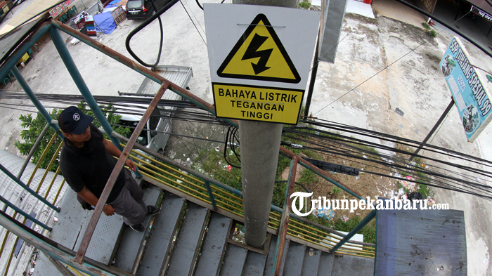 bahaya-listrik-di-jpo_20181031_170835.jpg<pf>bahaya-listrik-di-jpo_20181031_170857.jpg<pf>bahaya-listrik-di-jpo_20181031_170941.jpg