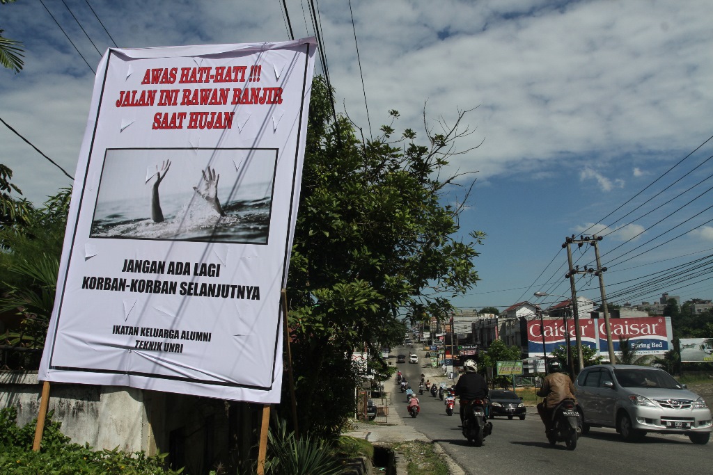 baliho-peringatan-banjir-di-jalan-lobak-pekanbaru.jpg
