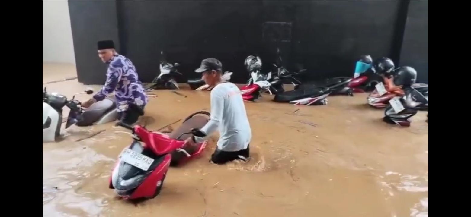 Kawasan Islam Center Rohul Kebanjiran, Sejumlah Kendaraan Roda Dua 'Tenggelam'