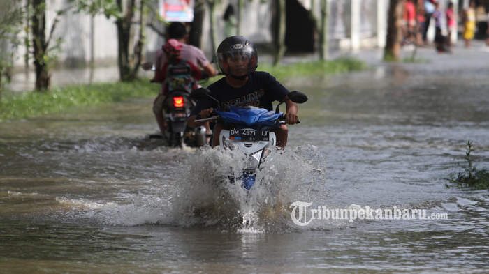 banjir-jalan-pembangunan-rumbai-oke_20170324_090812.jpg