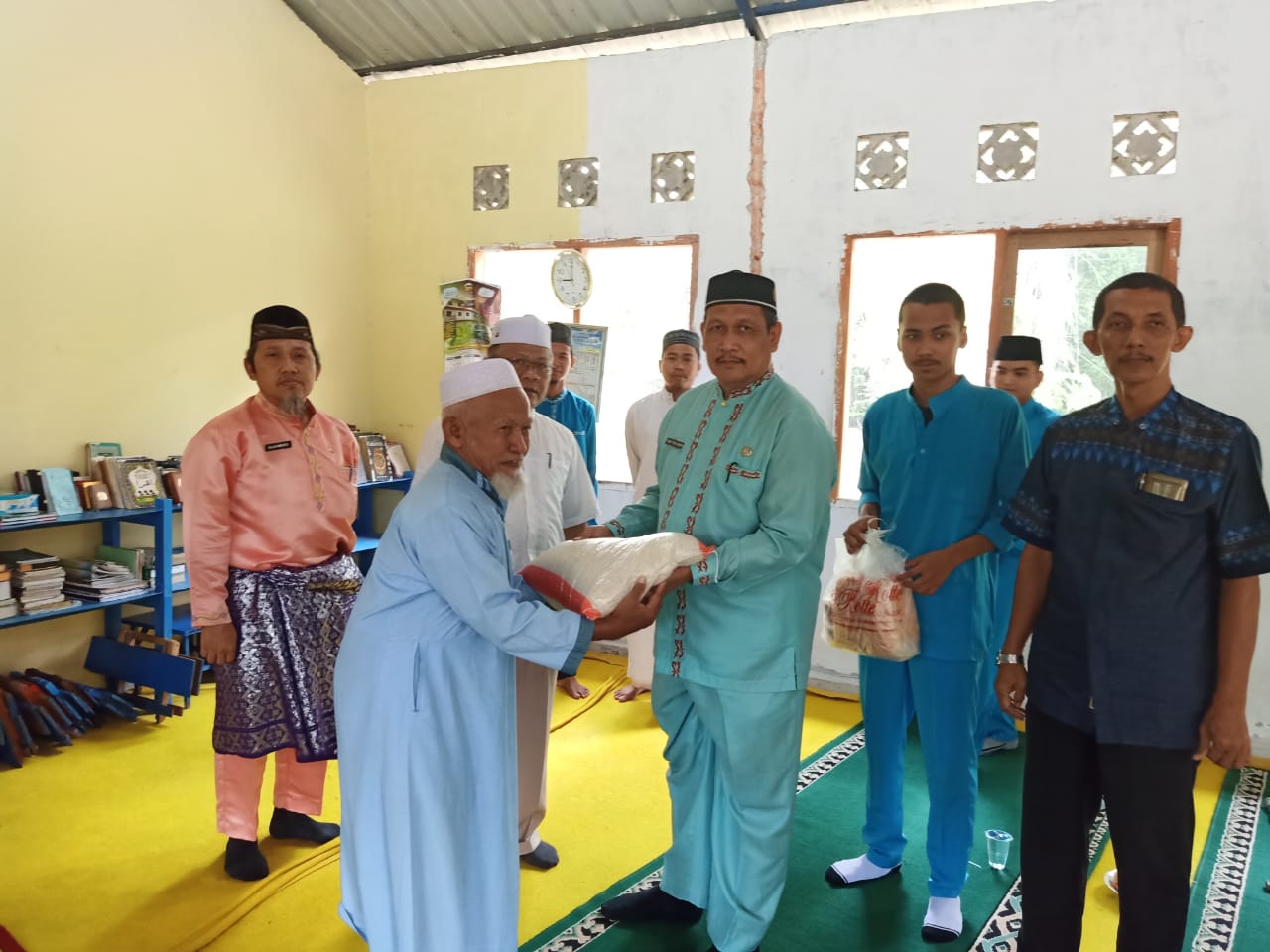 Tim Jumat Barokah SMAN 8 Berikan 150 Kg Beras ke Pesantren Darul Mukhlasin