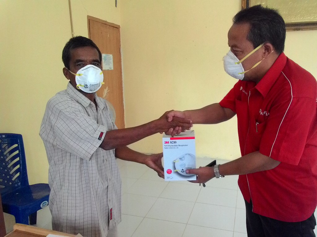 bantuan-masker-n95-kepada-panti-asuhan-takdir-illahi_20151023_173341.jpg