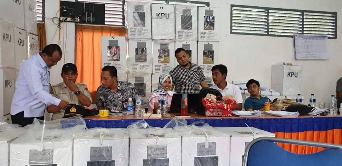 bawaslu-riau-memverifikasi-formulir-c1-yang-berasal-dari-seluruh-tps-di-riau.jpg