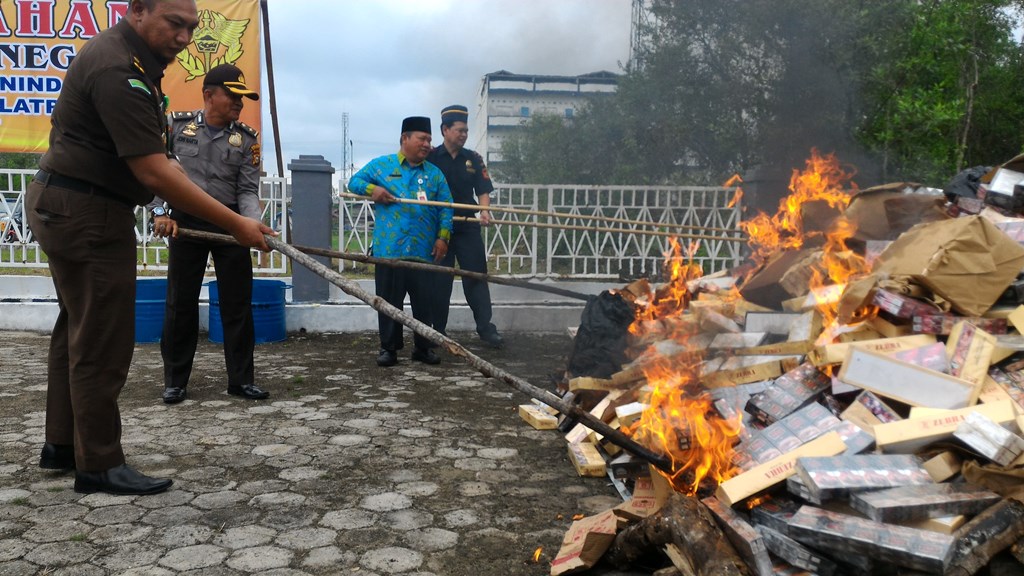 bea-cukai-musnahkan-rokok_20170928_104048.jpg