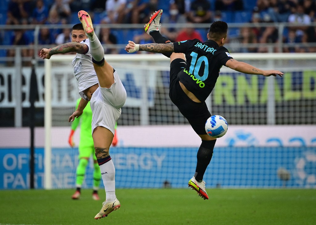 bek-bologna-kevin-bonifazi-kiri-berebut-bola-dengan-lautaro-martinez.jpg