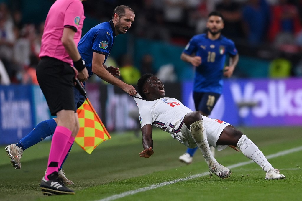 bek-italia-giorgio-chiellini-tengah-melakukan-pelanggaran-terhadap-gelandang-inggris-bukayo-saka.jpg