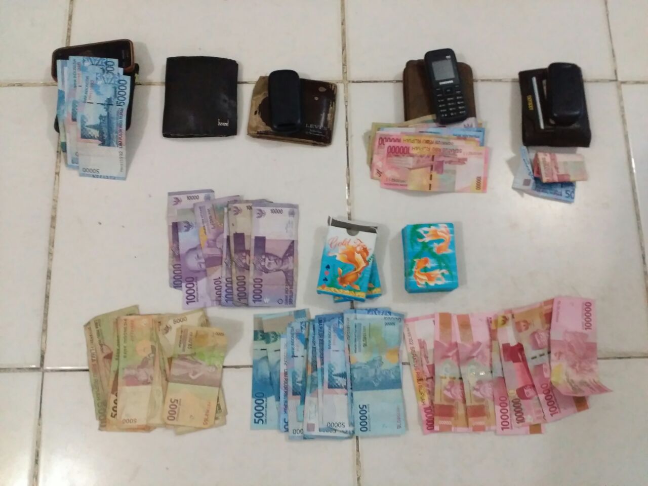 Asyik Berjudi di Warung, 5 Sopir Tak Berkutik Saat Diamankan Polisi