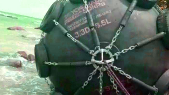 bertulis-yokohama-bola-hitam-raksana-misterius-terikat-rantai-ditemukan-warga-di-pantai-berbahaya.jpg