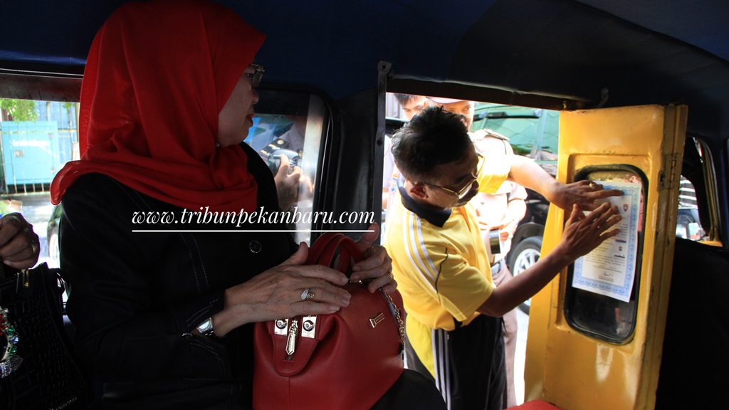 FOTO: Jika Ada Orang yang Mencurigakan Hubungi Call Center 110 - bhabinkamtibmas-polresta-pekanbaru-menempelkan-imbauan-terkait-tahanan-kabur-2_20170517_154039.jpg