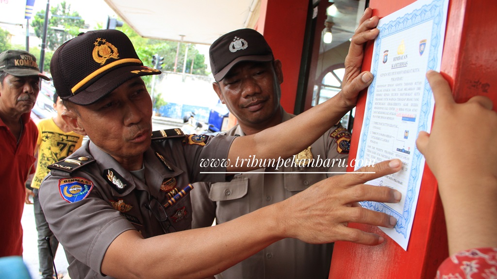 FOTO: Jika Ada Orang yang Mencurigakan Hubungi Call Center 110 - bhabinkamtibmas-polresta-pekanbaru-menempelkan-imbauan_20170517_153901.jpg