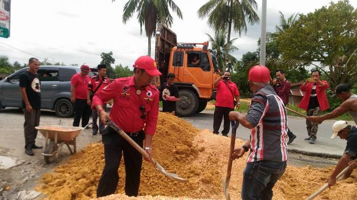 Aksi Simpatik Dukung Zulher-Dasril, BMI Riau dan Kampar Gelar Gotong Royong Perbaikan Jalan