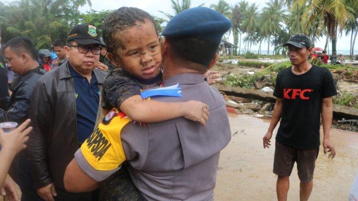 Ali Bocah 5 Tahun Ditemukan Selamat Tertimbun Puing Kayu Pasca Tsunami Banten