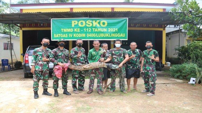 Anaknya Bermain Sama Buaya Sang Ibu Histeris, Beruntung Ada Anggota TNI yang Sigap Menangkap