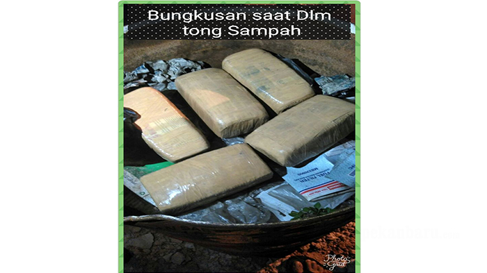 Seorang Pria Ini Sambil Buang Bungkusan ke Tong Sampah. Setelah Diperiksa Warga, Isinya. .