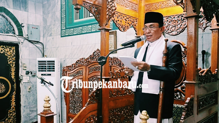 bupati-inhil-riau-hm-wardan-jadi-khatib-sholat-hari-raya-idul-fitri-1440-h-ia-sampaikan-kisah-ini.jpg